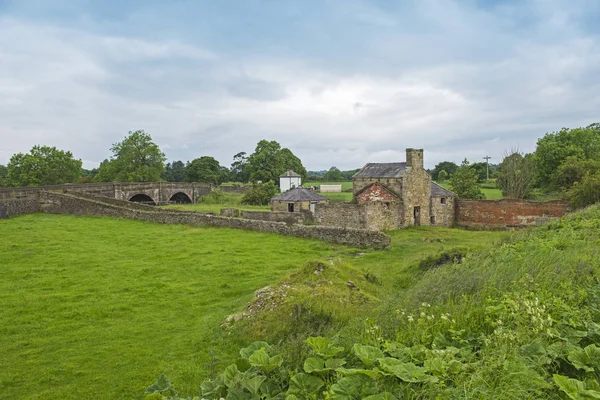 Ancien moulin abandonné dans un cadre rural — Photo