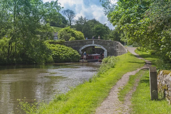 Narrowboat su un canale britannico in ambiente rurale — Foto Stock