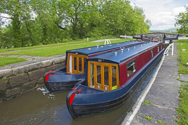 Barcos em uma fechadura em um canal britânico em ambiente rural — Fotografia de Stock