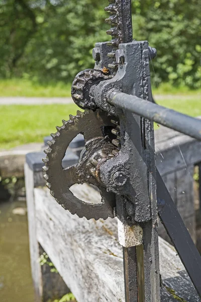 Antiguo engranaje de bobinado en la puerta del canal —  Fotos de Stock