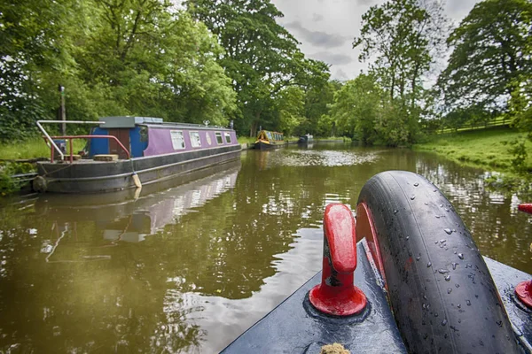 Narrowboats op een Brits kanaal in landelijke omgeving — Stockfoto