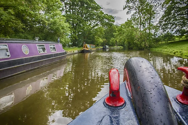 Narrowboats em um canal britânico em ambiente rural — Fotografia de Stock