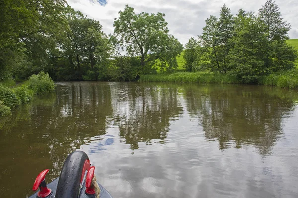 Smalboot reizen op een Brits kanaal in landelijke omgeving — Stockfoto