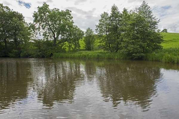 Pohled na britský průplav v prostředí venkova — Stock fotografie