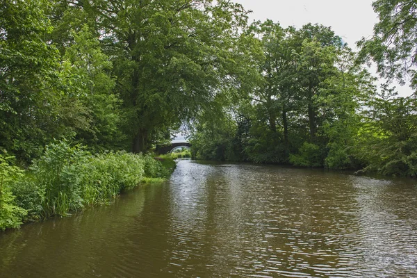 Vista de un canal británico en un entorno rural — Foto de Stock