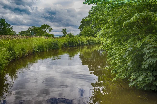 Vista de un canal británico en un entorno rural —  Fotos de Stock