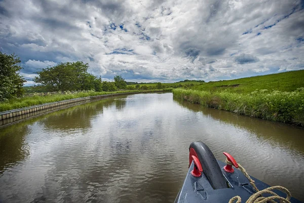 Bateau étroit voyageant sur un canal britannique en milieu rural — Photo