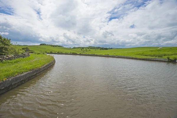 Blick auf einen britischen Kanal in ländlicher Umgebung — Stockfoto