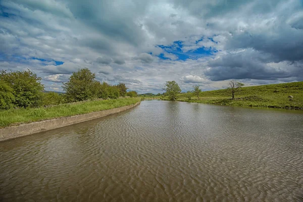 Blick auf einen britischen Kanal in ländlicher Umgebung — Stockfoto