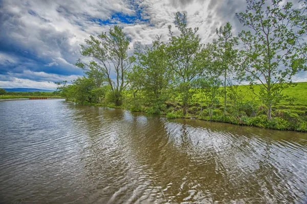 Utsikt över en brittisk kanal i lantlig miljö — Stockfoto