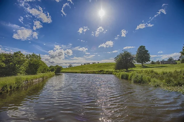 Utsikt över en brittisk kanal i lantlig miljö — Stockfoto