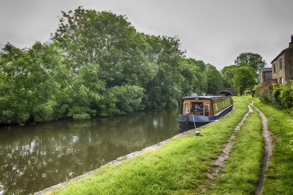 Narrowboat on a British canal in rural setting — Stock Photo, Image