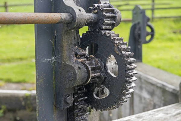 Antiguo engranaje de bobinado en la puerta del canal —  Fotos de Stock