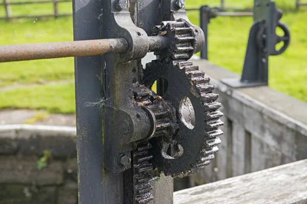 Stary sprzęt uzwojenia na bramie blokady kanału — Zdjęcie stockowe