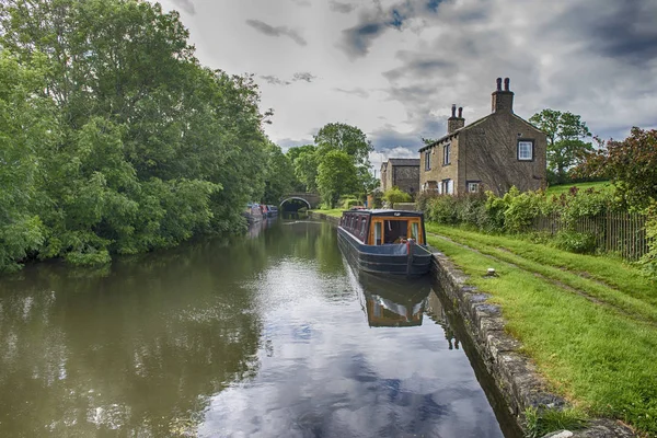 Narrowboat on a British canal in rural setting — Stock Photo, Image