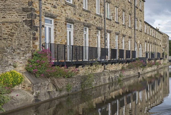 View from narrowboat traveling on a British canal in urban setti — Stock Photo, Image