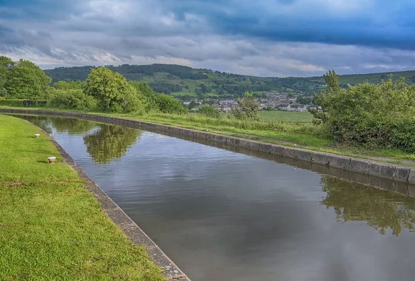 乡村环境中的英国运河景观 — 图库照片