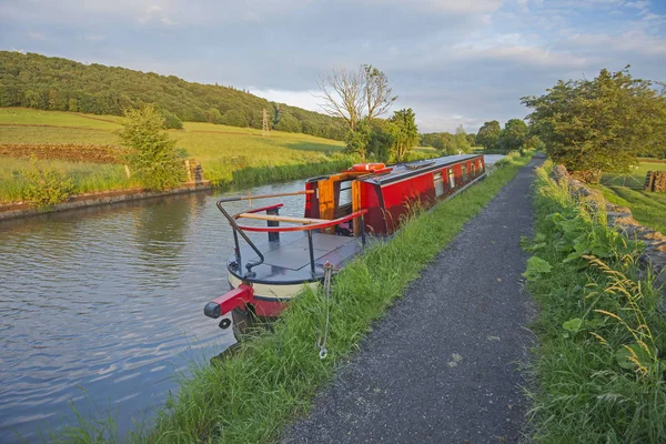 田舎のイギリスの運河に係留された狭いボート — ストック写真