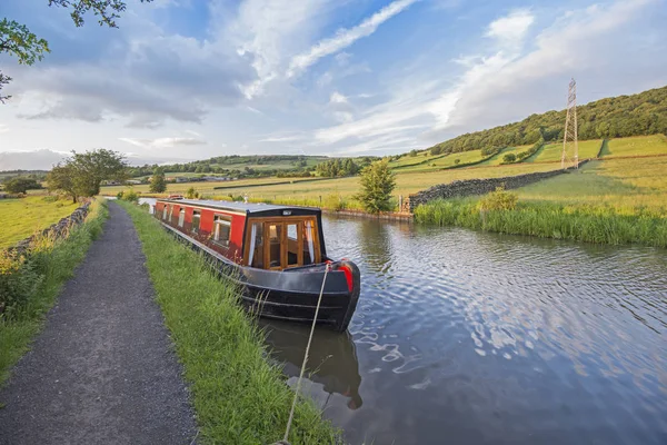 Schmalboot auf einem britischen Kanal in ländlicher Umgebung festgemacht — Stockfoto