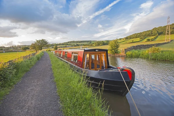 停泊在乡村环境中的英国运河上的窄船 — 图库照片
