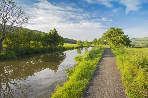 乡村环境中的英国运河景观 — 图库照片