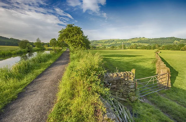 Θέα ενός βρετανικού καναλιού στο αγροτικό περιβάλλον — Φωτογραφία Αρχείου