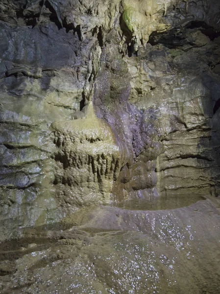 Inre av en underjordisk grotta med stalaktiter — Stockfoto