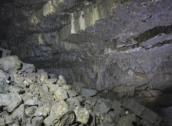 Inre av en underjordisk grotta med stalaktiter — Stockfoto