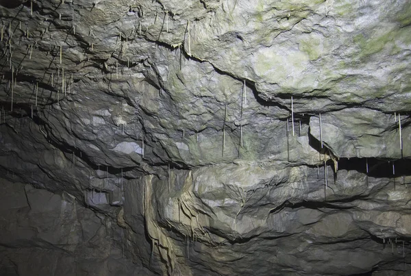 Interior de uma caverna subterrânea com estalactites — Fotografia de Stock