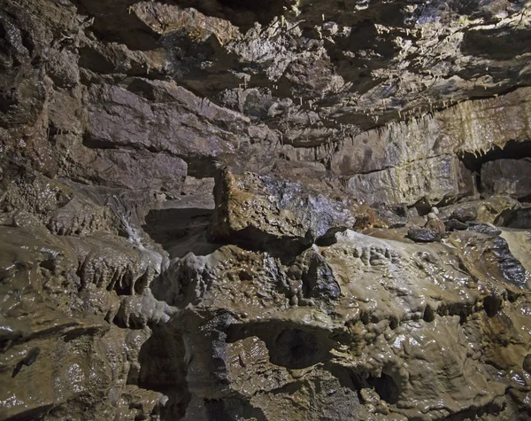 Interior de uma caverna subterrânea com estalactites — Fotografia de Stock