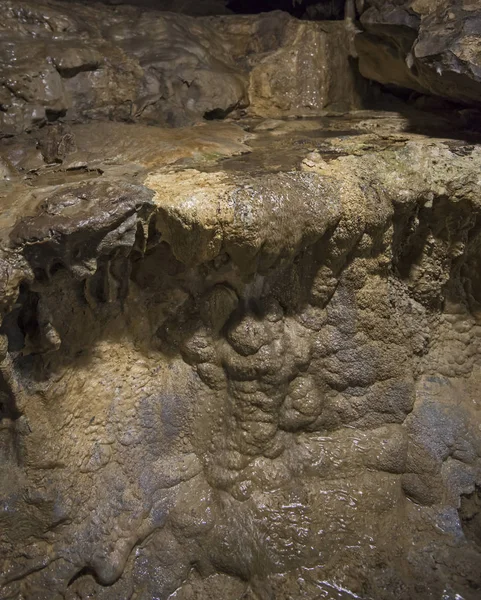 Formações rochosas geológicas em uma caverna subterrânea — Fotografia de Stock