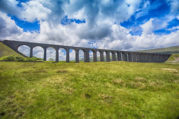 Vista do grande viaduto vitoriano no cenário rural — Fotografia de Stock