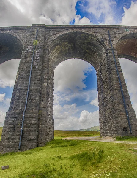 Utsikt over store viktorianske viadukter på landsbygda – stockfoto