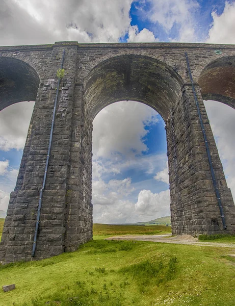 Uitzicht op het grote Victoriaanse viaduct in landelijk landschap — Stockfoto