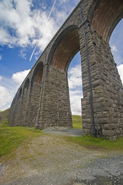 Utsikt över stora viktorianska viadukten på landsbygden landsbygden landskap — Stockfoto