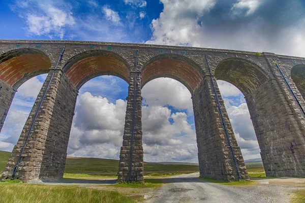 Utsikt över stora viktorianska viadukten på landsbygden landsbygden landskap — Stockfoto