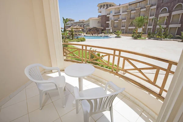 Terrasse Balkon mit Stühlen im luxuriösen tropischen Apartment Resort — Stockfoto