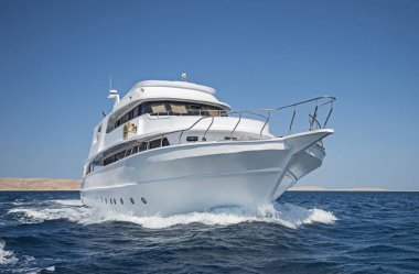 Tropcial denizde yelken lüks motor yat