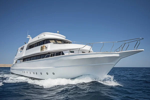Luxusní motorová jachta plující ven na moře tropcial — Stock fotografie