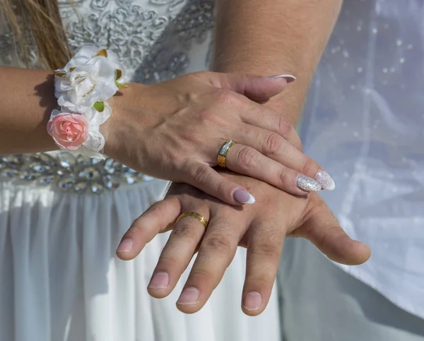 結婚指輪を持つ新郎新婦の手のクローズアップ — ストック写真