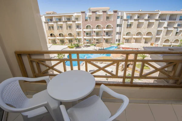 Terrasse balcon avec chaises dans un complexe d'appartements de luxe tropical — Photo