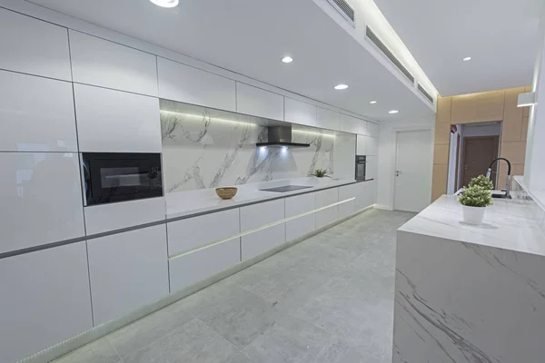 Desain dapur modern di apartemen mewah — Stok Foto