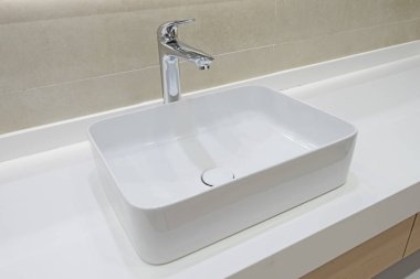 Lüks apartmanda banyo lavabosu tasarımı.