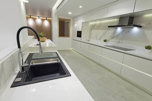 Modernes Küchendesign in einer Luxuswohnung — Stockfoto