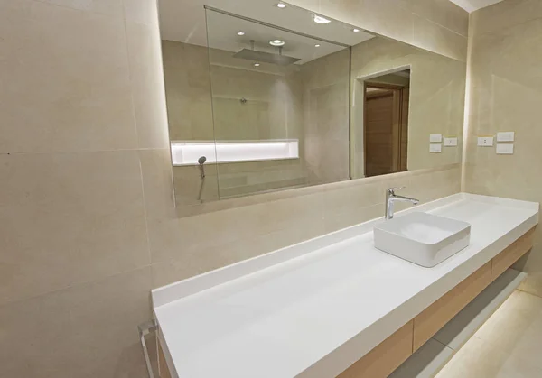 Inneneinrichtung des Badezimmers in der Luxuswohnung — Stockfoto