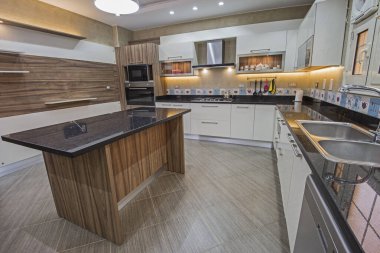 Lüks bir dairede modern mutfak tasarımı