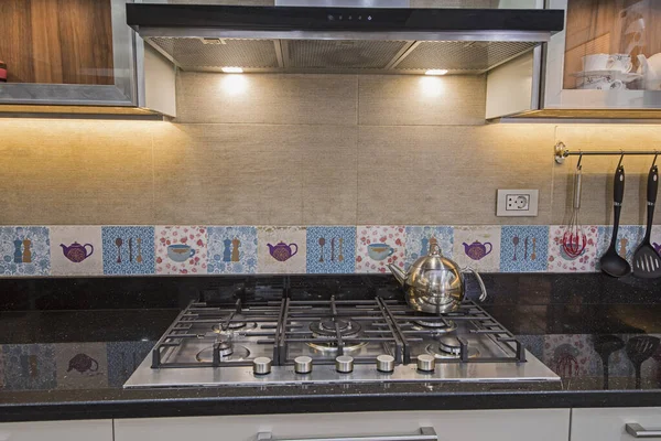 豪华公寓内的现代化厨房炊具滚刀 — 图库照片