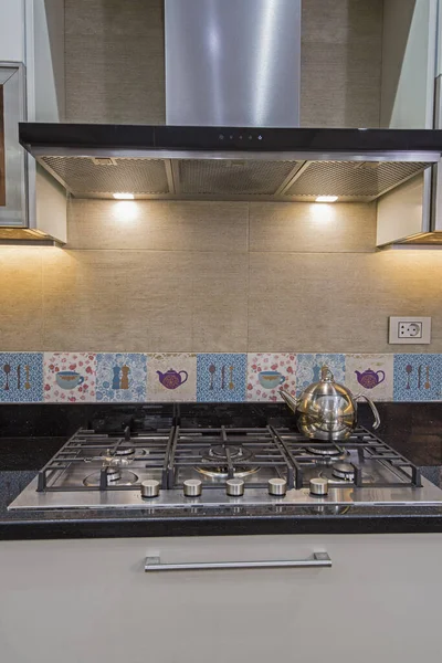 Moderní kuchyň sporák sporák v luxusním bytě — Stock fotografie