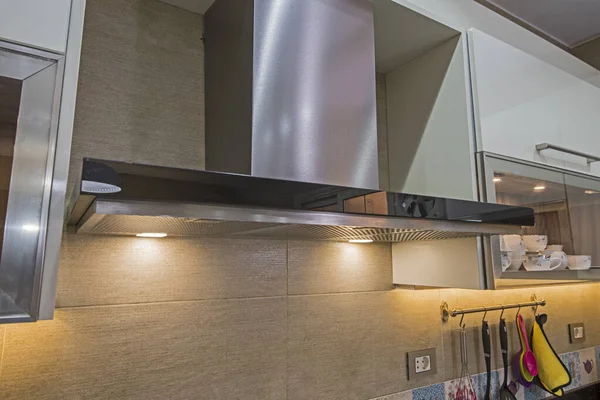 豪华公寓内的现代厨房炊具罩 — 图库照片