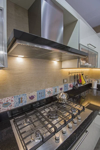 豪华公寓内的现代化厨房炊具滚刀 — 图库照片